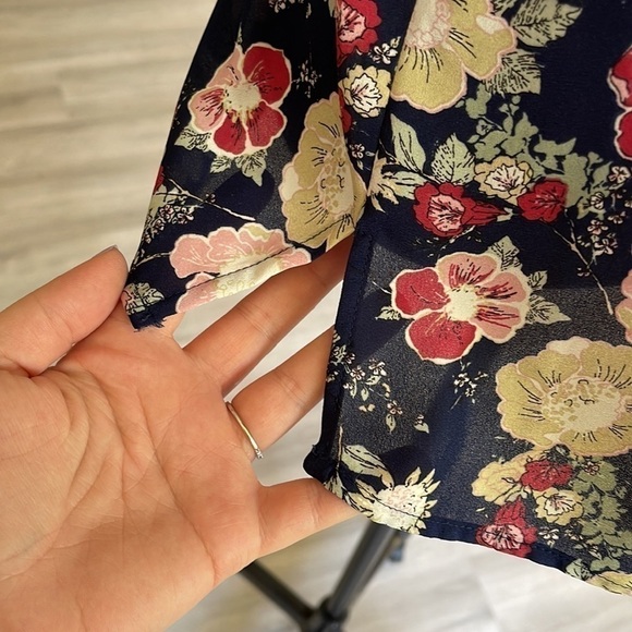DR2 Navy Floral short sleeve blouse Size Large - Picture 6 of 7